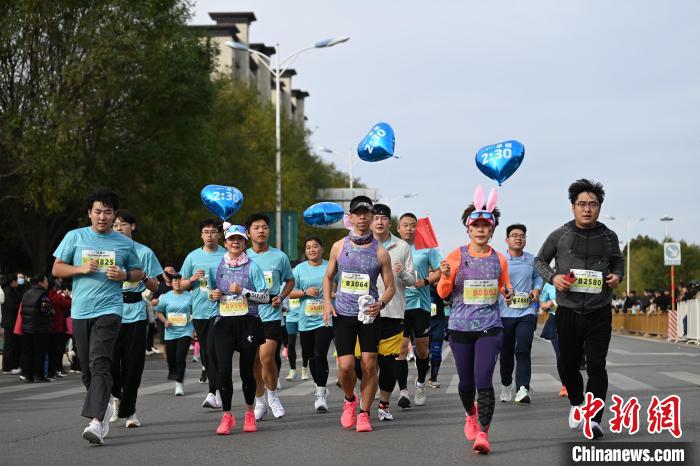 2024年廊坊市“通北”协同马拉松鸣枪开跑，展现