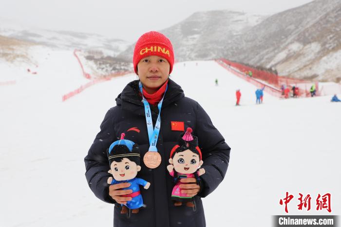 十四冬漫天大雪中辽宁队一日斩获三枚金牌，褚