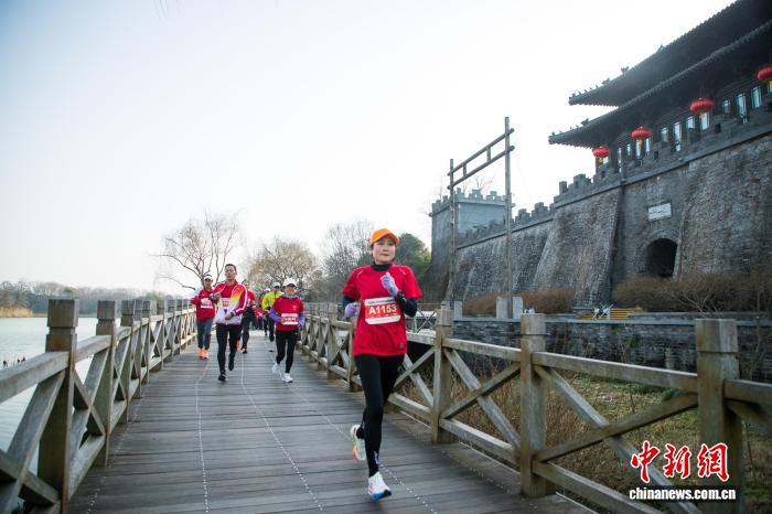 扬州宋夹城迎新欢乐跑近两百跑者沿运河故道开