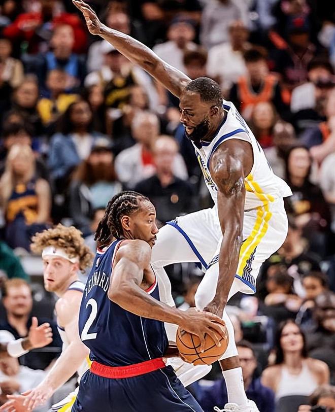 库里半场低迷下半场爆发 勇士逆转快船抢下季后