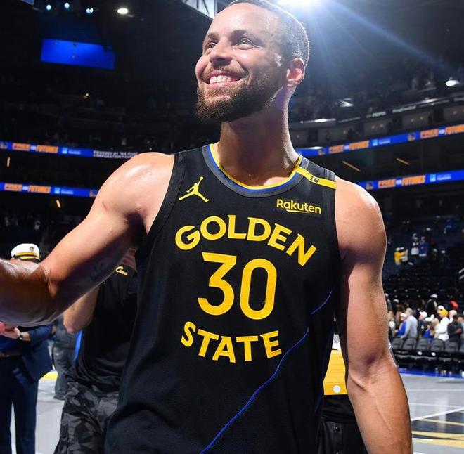 库里半场低迷下半场爆发 勇士逆转快船抢下季后