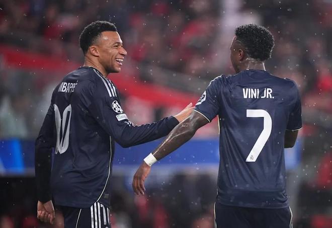 皇马续约僵局引争议 姆巴佩维尼修斯成双子星战